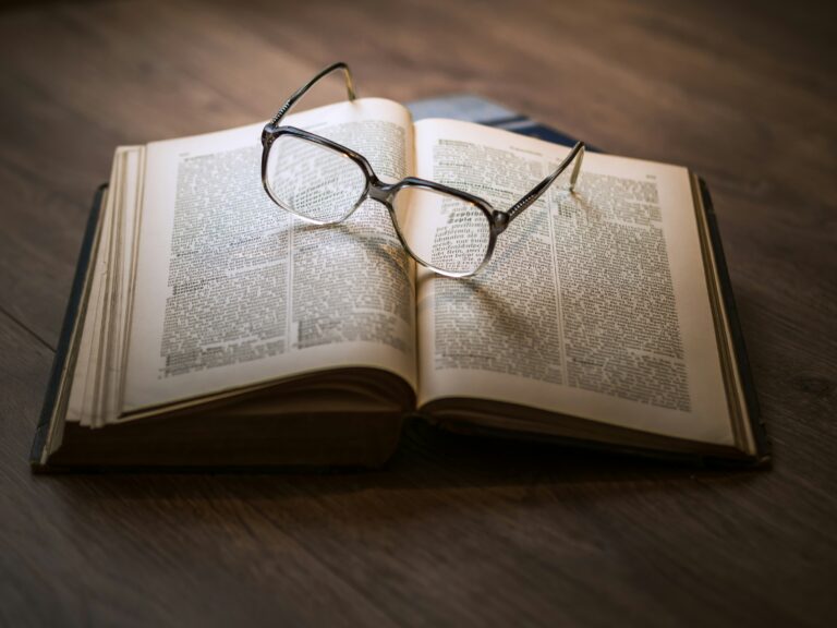 Üstünde gözlük olan açık kitap